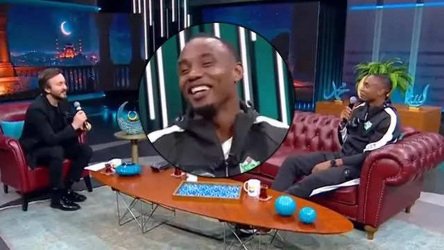 Fode Koita’nın Sürpriz Sahne Performansı: “Kabe’de Hacılar” ile Sosyal Medyada Fırtına Estirdi!