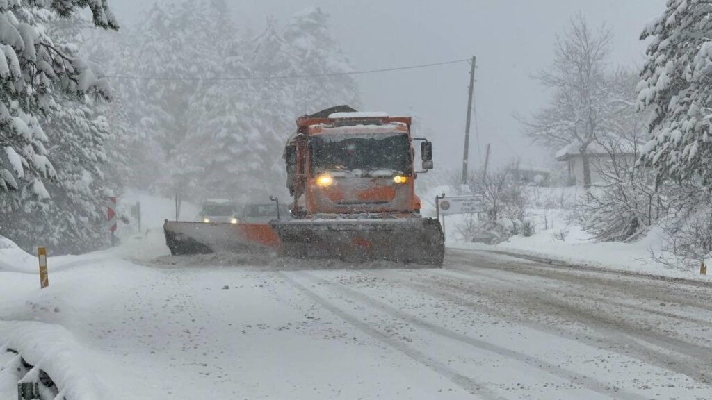 Ahmetusta Geçidi’nde Zorlu Karla Mücadele: Ekipler İş Başında