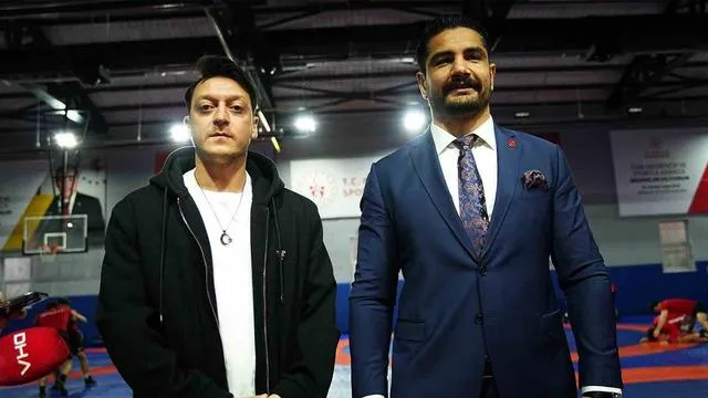 Mesut Özil’den Güreş Milli Takımı’na Sürpriz Destek!