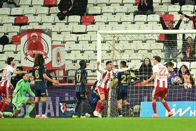 Fenerbahçe’nin Rekor Transferi Hayal Kırıklığı Yarattı: Nihat Kahveci Çıldırdı!