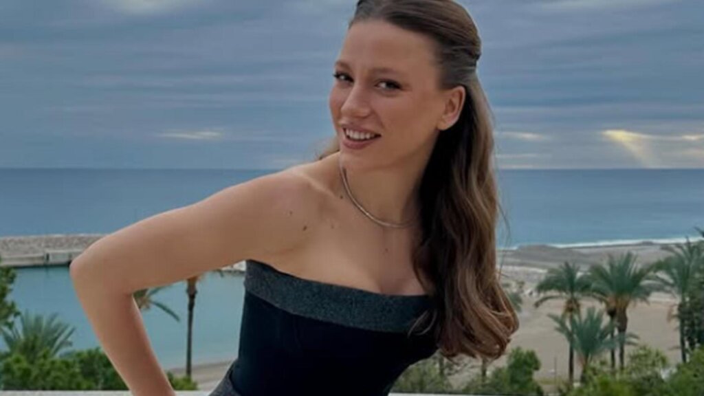 Serenay Sarıkaya’nın Paris’teki Moda Haftası Çıkışı Olay Oldu!