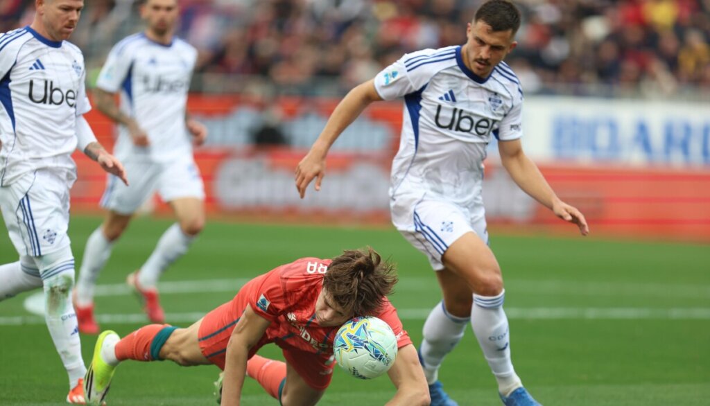 Cagliari-Como Maçında Hakem Tartışmaları: Marinelli’nin Kararları Tartışma Yarattı!