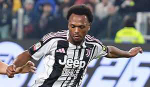 Juventuslu Openda'nın Cupping Fotoğrafı Sosyal Medyayı Salladı: Eleştiri ve Alay Dalgası!