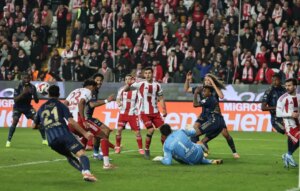 Fenerbahçe'nin Şampiyonluk Umudu Sürüyor: Futbolculardan Taraftara Mesaj!