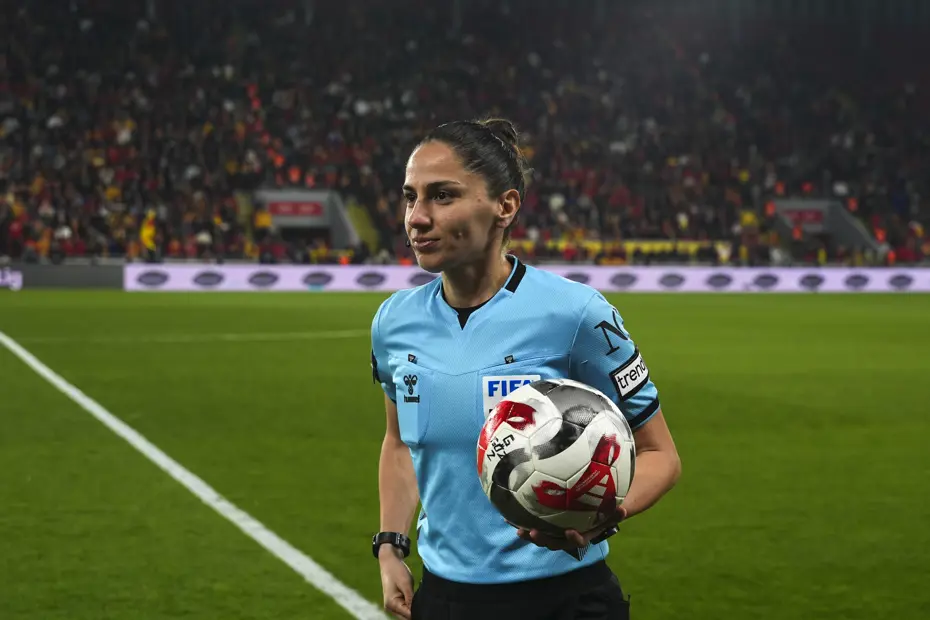 Süper Lig’de Tarihi An: Kadın Hakem Düdük Çaldı!