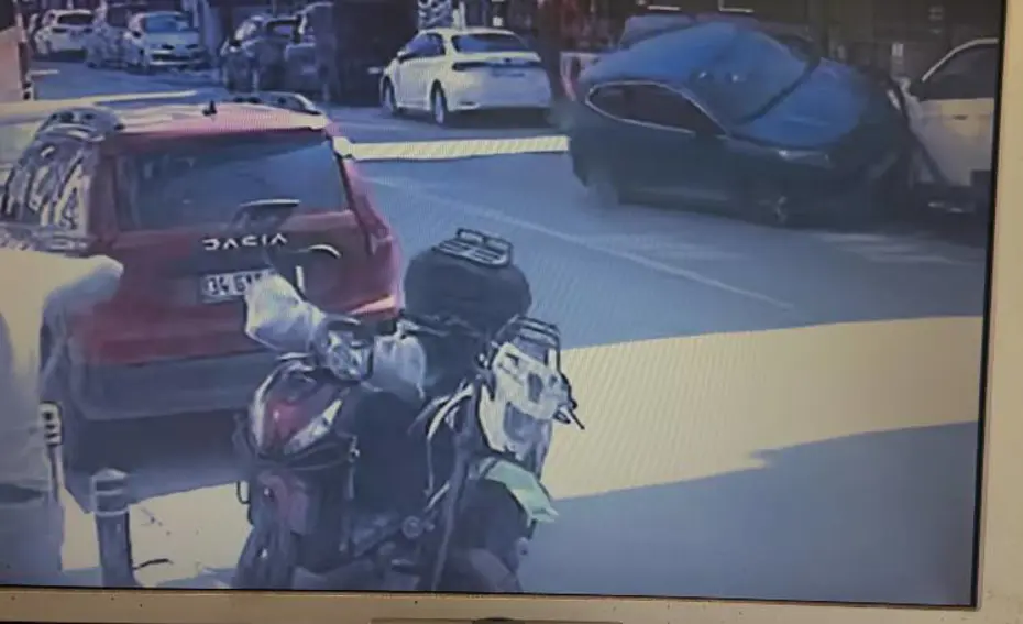 İstanbul’da Park Halindeki Cipe Çarpan Araç Takla Attı!